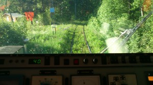 Färd i grönskan i Ängelsberg med tåg 14384