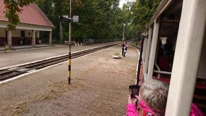Tågklareraren ger "Avgång" på Barnens järnväg